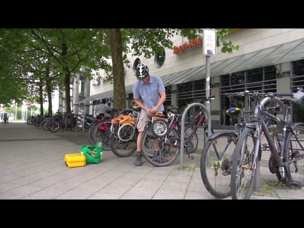 Велосипедный прицеп Trenux складывается для маневров в черте города